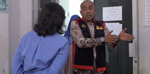 Kejari Sintang ketika melakukan penggeledahan di Kantor PDAM Sintang.(Foto: Tangkapan layar IG Kajari Sintang)