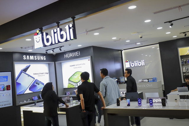 Tiga pengunjung berbelanja di salah satu pusat perbelanjaan di kawasan Semanggi, Jakarta, Selasa (2/9/2025). Foto: Jamal Ramadhan/kumparan