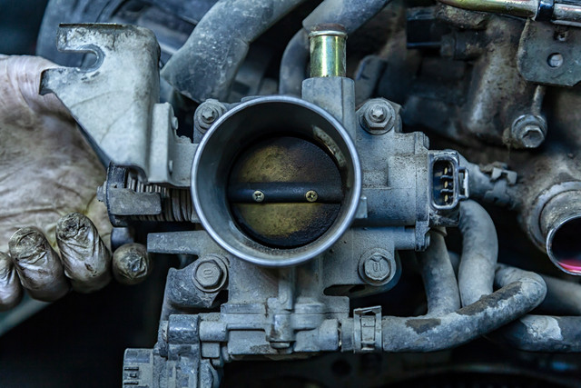 Ilustrasi throttle body kotor. Foto: Shutterstock