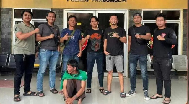 Pelaku yang diduga melakukan tindak pencabulan terhadap anak kandungnya yang masih berusia 14 tahun saat berada di Polres Prabumulih. Foto : Dok. Polres Prabumulih