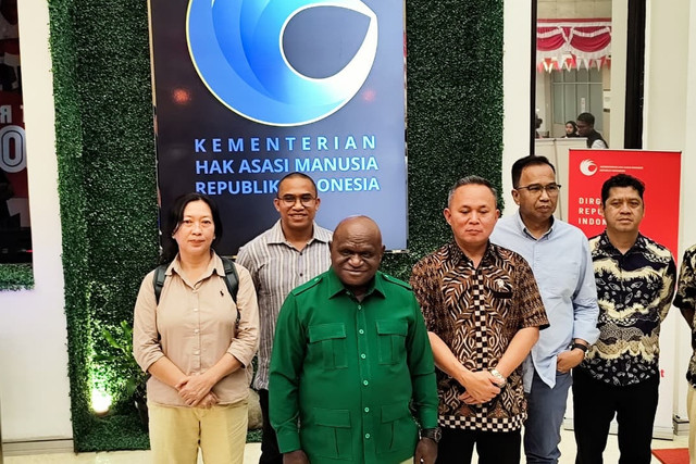 Menteri HAM Natalius Pigai memberikan keterangan pers di Kantor Kementerian HAM, Jakarta, Selasa (2/9/2025). Foto: Jonathan Devin/kumparan