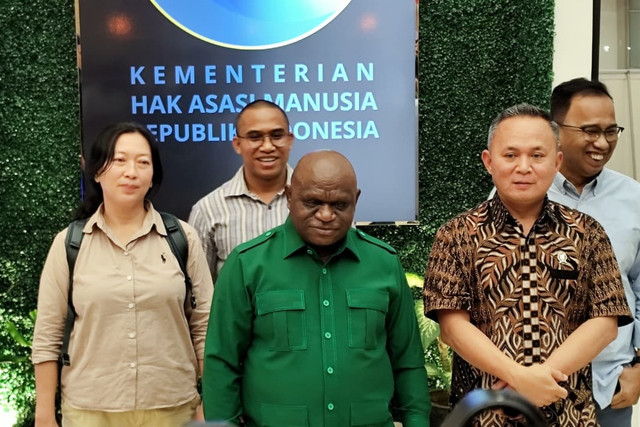 Menteri HAM Natalius Pigai memberikan keterangan pers di Kantor Kementerian HAM, Jakarta, Selasa (2/9/2025). Foto: Jonathan Devin/kumparan