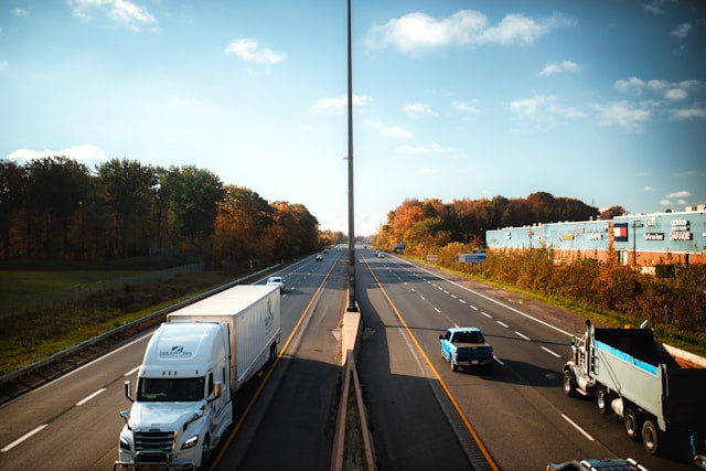 Ilustrasi Tarif Tol Jakarta-Semarang Long Weekend September 2025. Sumber: Unsplash/Dillon Kydd
