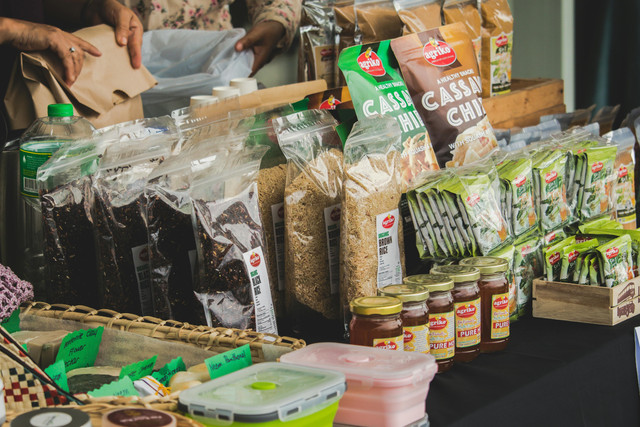 Foto oleh Muffin Creatives: https://www.pexels.com/id-id/foto/lot-kemasan-bumbu-aneka-warna-1639930/