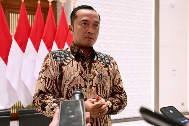 Mensesneg Prasetyo Hadi memberikan keterangan pers soal Presiden Prabowo Subianto bertolak ke China di Halim Perdanakusuma, Jakarta, Selasa (2/9/2025). Foto: Biro Pers Sekretariat Presiden
