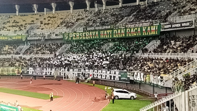 Suporter di stadion Gelora Bung Tomo (GBT) Surabaya yang menjadi venue pertandingan Timnas Indonesia melawan Cina Taipei dan Lebanon. Foto: Masruroh/Basra