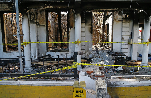 Gedung Negara Grahadi di Surabaya yang dibakar massa. Foto: Dipta Wahyu/Basra
