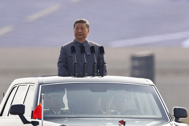 Presiden Tiongkok Xi Jinping berdiri di dalam mobil untuk meninjau pasukan selama parade militer untuk memperingati 80 tahun berakhirnya Perang Dunia II, di Beijing, China, Rabu (3/9/2025). Foto: Tingshu Wang/REUTERS