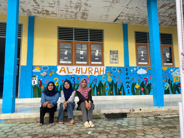 Dokumentasi KKN MAs kelompok 117 bersama karya mural edukatif RA Al-Hijrah Minas Barat