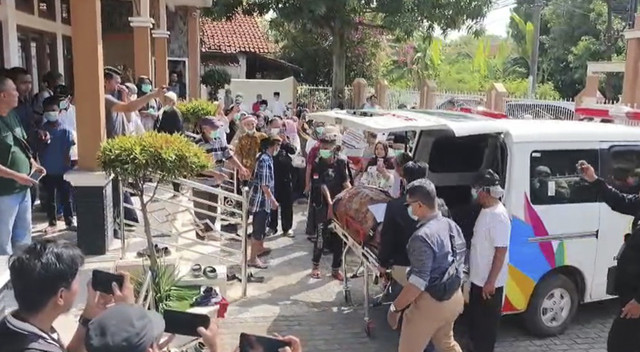 Proses persiapan salat jenazah satu keluarga yang ditemukan tewas terkubur di satu lubang di belakang rumahnya di Indramayu, Rabu (3/9/2025). Foto: kumparan