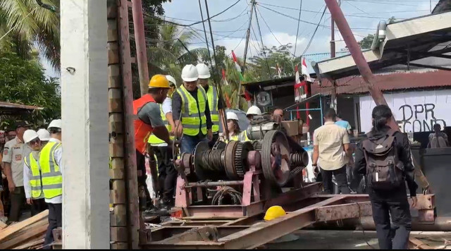 Wakil Wali Kota Pontianak, Bahasan, saat melihat langsun pembangunan kembali Jembatan Dharma Putera. Foto: Dok. Prokopim Pemkot Pontianak