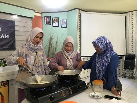 Antusias Ibu-Ibu Kader Posyandu Saat Memasak Bersama. Foto: Dokumentasi KKN ULM Kelurahan Palam