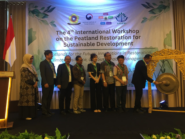 Workshop Internasional mengenai Restorasi Gambut di Arista Hotel pada Rabu, 3 September 2025/Anyelir. 