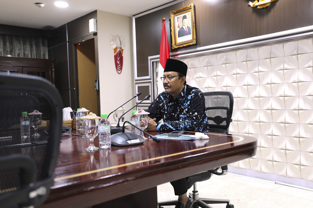 Mensos Saifullah Yusuf (Gus Ipul) saat memberikan arahan kepada para tenaga kependidikan Sekolah Rakyat dari seluruh Indonesia secara daring di Kantor Kemensos, Jakarta Pusat, Selasa (2/9/2025). Foto: Kemensos RI