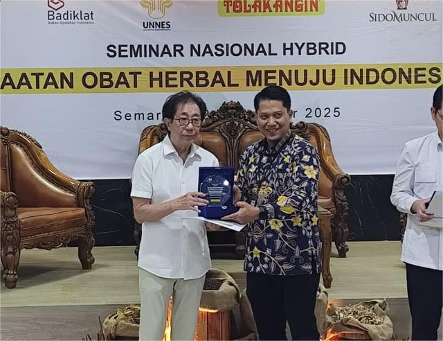 Direktur PT Industri Jamu Dan Farmasi Sido Muncul Tbk Dr. (H.C.) Irwan Hidayat dalam  Seminar Nasional Pemanfaatan Obat Herbal Menuju Indonesia Sehat 2025 di Fakultas Kedokteran Universitas Negeri Semarang (UNNES), Selasa (2/9). Foto: Intan Alliva/kumparan