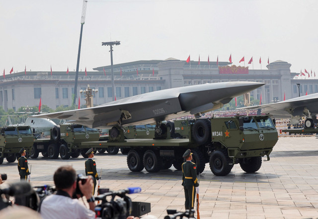 Anggota Tentara Pembebasan Rakyat berdiri saat kelompok operasi tak berawak memamerkan drone selama parade militer untuk memperingati 80 tahun berakhirnya Perang Dunia II, di Beijing, China, Rabu (3/9/2025). Foto: Maxim Shemetov/REUTERS