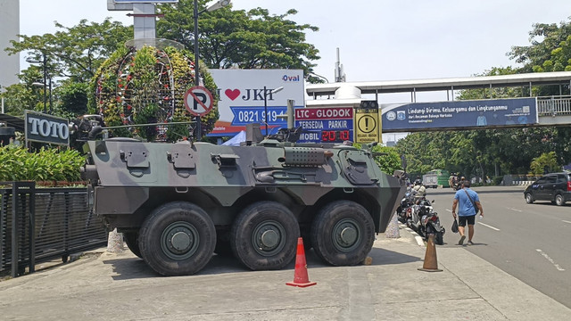 Kendaraan taktis TNI jenis panser yang disiagakan di depan pusat perbelanjaan Glodok Harco, Jakarta, Rabu (3/9/2025). Foto: Zamachsyari/kumparan