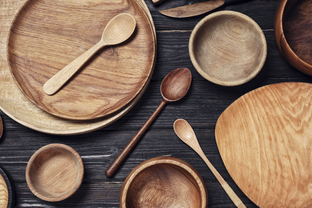 Ilustrasi mencuci peralatan dapur dari kayu. Foto: Shutterstock