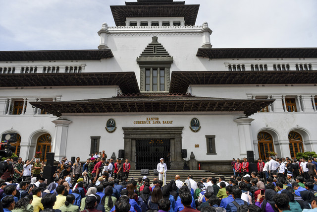 Gubernur Jawa Barat Dedi Mulyadi memberikan pandangannya saat forum dialog terbuka di Gedung Sate, Bandung, Jawa Barat, Rabu (3/9/2025). Foto: Raisan Al Farisi/ANTARA FOTO