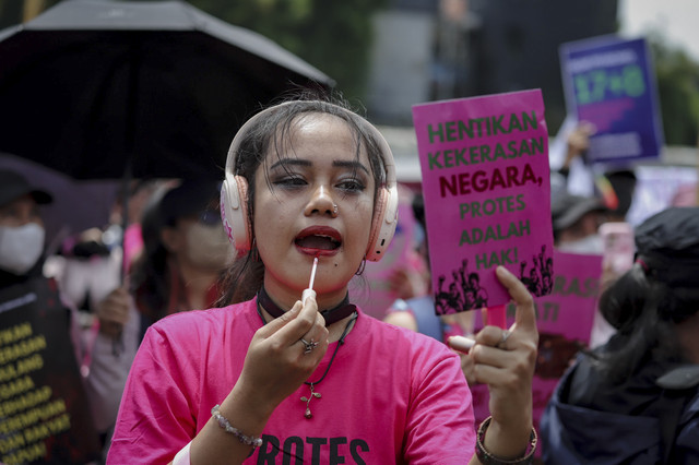 Massa yang tergabung dalam Aliansi Perempuan Indonesia (API) melakukan unjuk rasa di depan Gerbang Parlemen RI, Jakarta, Rabu (3/9/2025). Foto: Jamal Ramadhan/kumparan