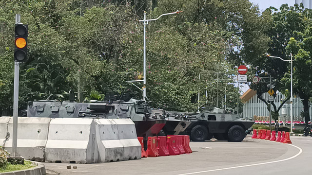 Kendaraan taktis TNI terparkir di halaman Monas Jl. Merdeka Selatan, Jakarta Pusat, Rabu (3/9/2025). Foto: Zamachsyari/kumparan