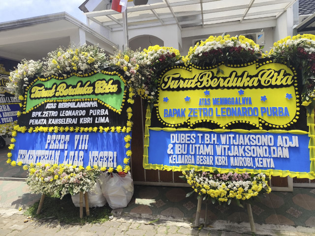 Suasana rumah duka Zetro Leonardo Purba, pegawai Kemlu yang berdinas di KBRI Lima, Peru di Tangerang Selatan, pada Rabu (3/9/2025). Foto: Luthfi Humam/kumparan