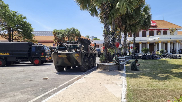 Mobil taktis TNI diparkir di halaman Gedung Grahadi Surabaya, Rabu (3/9/2025). Foto: Farusma Okta Verdian/kumparan