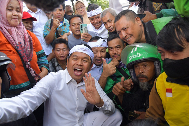 Dedi Mulyadi berdialog dengan para pekerja sektor informal seperti pengemudi ojek online dan pedagang asongan, Senin (1/9/2025). Dok: Yogi Prayoga - Biro Adpim Jabar