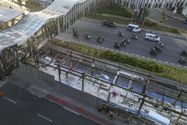 Foto udara jembatan penyeberangan orang (JPO) dan Halte Senen Toyota Rangga yang rusak di kawasan Senen, Jakarta, Rabu (3/9/2025). Foto: Darryl Ramadhan/kumparan
