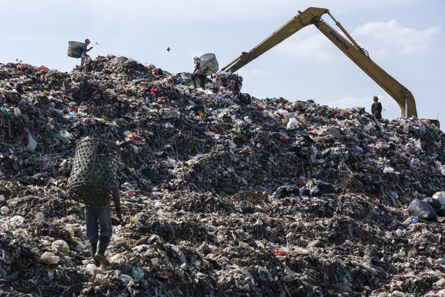 Seorang pemulung mengumpulkan barang-barang bekas seperti plastik di Tempat Pembuangan Akhir (TPA) Cipeucang, Tangerang Selatan, Banten, Selasa (2/9/2025). Foto: KRISTIANTO PURNOMO/AFP