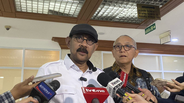 Kuasa Hukum keluarga Arya Daru, Nicholay Aprilindo menjawab pertanyaan wartawan saat dijumpai di kompleks Parlemen, Senayan, Jakarta, Kamis (3/9/2025). Foto: Haya Syahira/kumparan