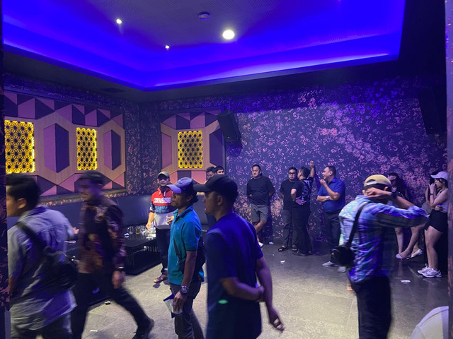 BNNP Lampung saat menggerebek room karaoke hotel bintang 5 di Lampung. | Foto: Dok Istimewa
