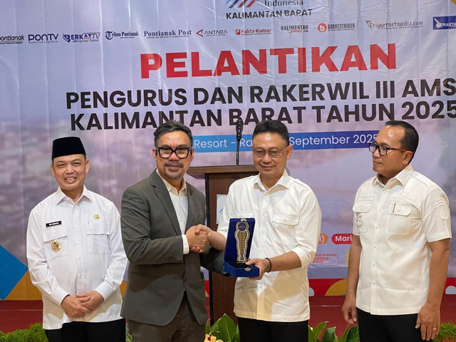 Wali Kota Pontianak, Edi Rusdi Kamtono menerima cenderamata dari Wakil Ketua AMSI, Upi Asmaradhana. Foto: Dok. Prokopim Pemkot Pontianak 