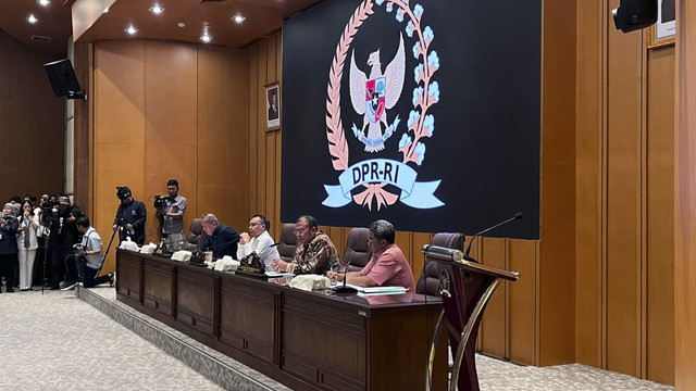Badan Eksekutif Mahasiswa Seluruh Indonesia (BEM SI) menemui Wakil Ketua DPR RI Sufmi Dasco Ahmad, Saan Mustopa, dan Cucun Ahmad Syamsurijal di Kompleks Parlemen, Senayan, Jakarta, Rabu (3/9/2025). Foto: Haya Syahira/kumparan