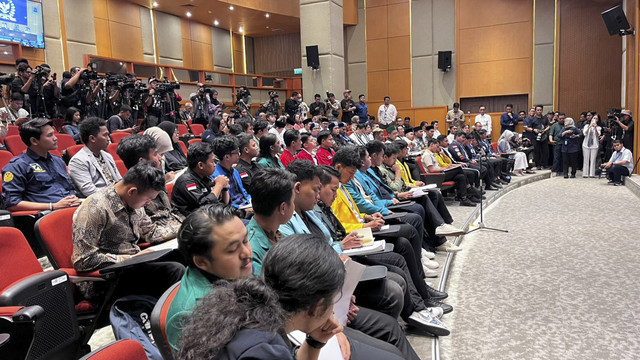 Badan Eksekutif Mahasiswa Seluruh Indonesia (BEM SI) menemui Wakil Ketua DPR RI Sufmi Dasco Ahmad, Saan Mustopa, dan Cucun Ahmad Syamsurijal di Kompleks Parlemen, Senayan, Jakarta, Rabu (3/9/2025). Foto: Haya Syahira/kumparan