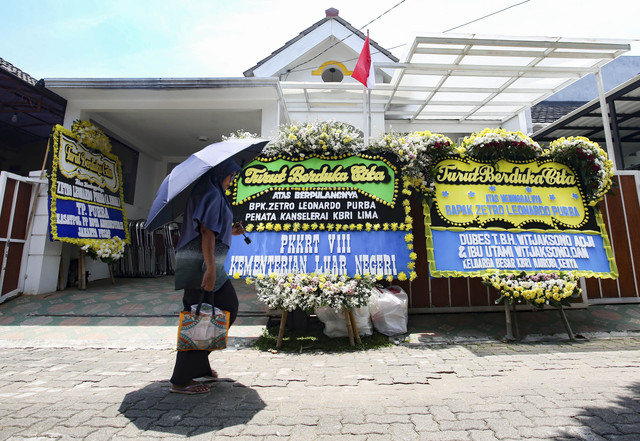 Warga berjalan di depan karangan bunga duka cita di kediaman almarhum Zetro Leonardo Purba di Ciputat, Tangerang Selatan, Banten, Rabu (3/9/2025).  Foto: Muhammad Iqbal/ANTARA FOTO