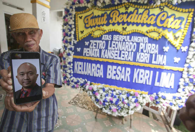 Kerabat menunjukkan foto semasa hidup almarhum Zetro Leonardo Purba di rumah duka, Ciputat, Tangerang Selatan, Banten, Rabu (3/9/2025). Foto: Muhammad Iqbal/ANTARA FOTO