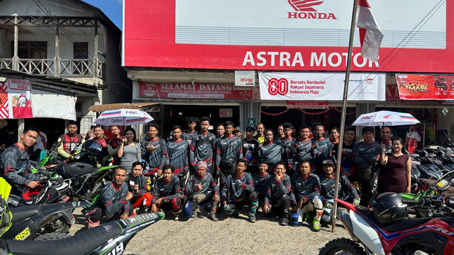 Foto bersama dalam kegiatan CRF Fun Adventure di Sintang. Foto: Dok. Asmo Kalbar