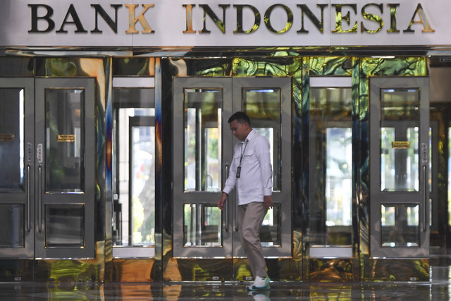 Pekerja berjalan di kawasan Gedung Bank Indonesia, Jakarta, Rabu (3/9/2025). Foto: Muhammad Adimaja/ANTARA FOTO
