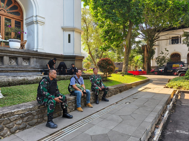 Prajurit TNI terlihat di area Gedung Sate, Kota Bandung, Rabu (3/9/2025). Dok: Linda/kumparan