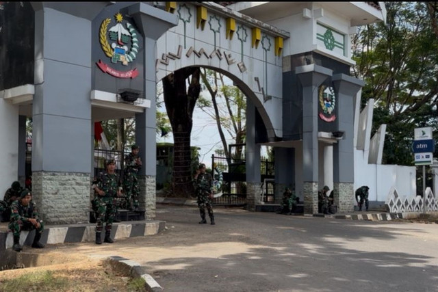 TNI berjaga di depan Kantor Gedung DPRD Makassar, Rabu (3/9/2025). Foto: kumparan