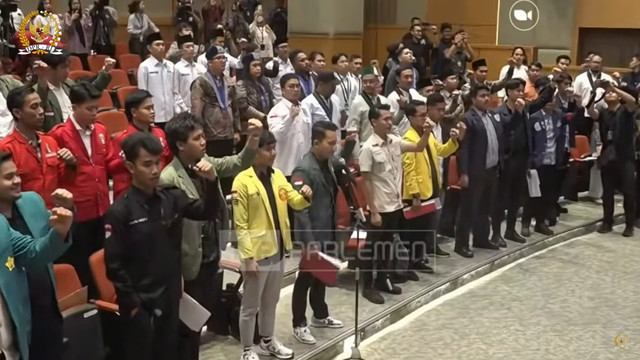 Sejumlah mahasiswa membacakan sumpah mahasiswa di hadapan Wakil Ketua DPR RI Sufmi Dasco Ahmad, Cucun Ahmad Syamsurijal, dan Saan Mustopa di Gedung DPR, Jakarta, Rabu (3/9/2025). Foto: Youtube/DPR RI
