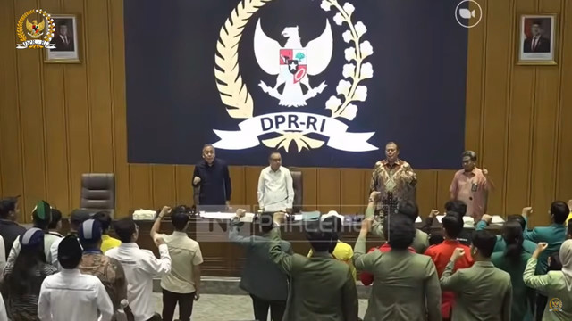 Sejumlah mahasiswa membacakan sumpah mahasiswa di hadapan Wakil Ketua DPR RI Sufmi Dasco Ahmad, Cucun Ahmad Syamsurijal, dan Saan Mustopa di Gedung DPR, Jakarta, Rabu (3/9/2025). Foto: Youtube/DPR RI