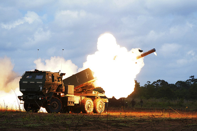 Kendaraan tempur peluncur roket artileri mobilitas tinggi (Himars). Foto: Dok. Puspen TNI