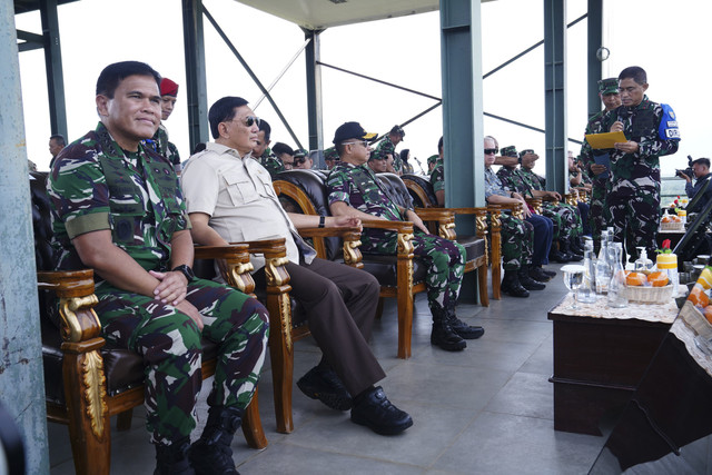 Menhan Sjafrie Sjamsoeddin dan Panglima TNI Jenderal TNI Agus Subiyanto saat meninjau latihan penembakan roket Latihan Puncak Super Garuda Shield 2025 di Pusat Latihan Tempur , Martapura, Ogan Komering Ulu (OKU) Timur, Sumatera Selatan. Foto: Dok. Puspen TNI