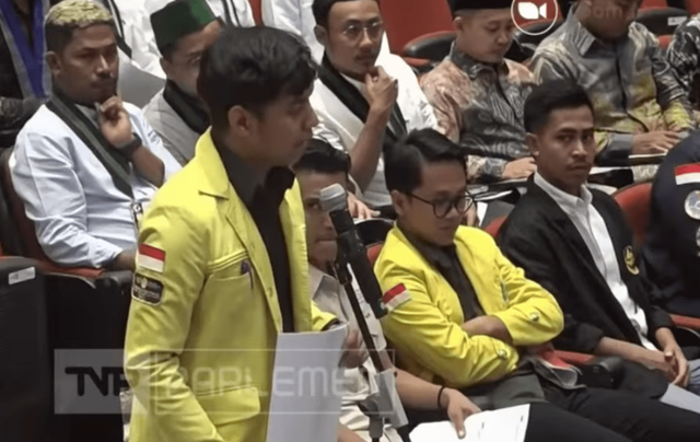 Ketua Badan Eksekutif Mahasiswa (BEM) UI, Agus Setiawan, menyampaikan aspirasi pada Wakil Ketua DPR Sufmi Dasco dkk di gedung DPR, Jakarta, Rabu (3/9/2025). Foto: Dok. Youtube DPR RI