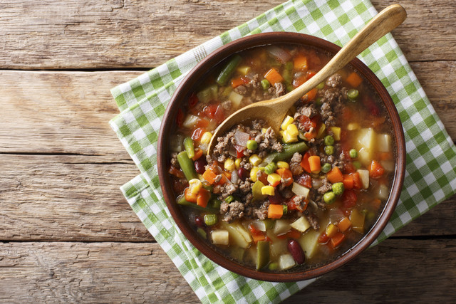 Ilustrasi hidangan sup dengan kornet, ide menu sarapan dan makan malam. Foto: Shutterstock