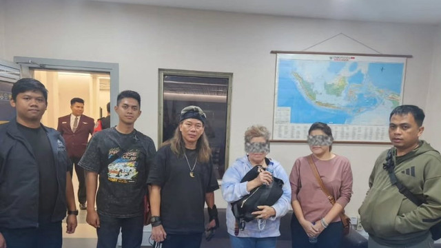 Tim gabungan Interpol menangkap buronan Subdit Jatanras Polda Metro Jaya OEI Tjho Kiauw, pada Sabtu (30/8/2025). Foto: Instagram/@divhubinterpolriofficial  