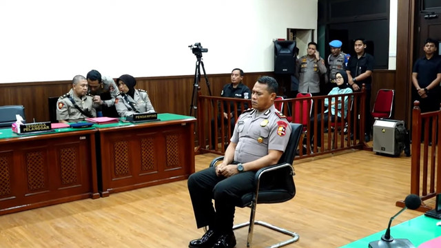 Anggota Brimob Polda Metro Jaya, Kompol Cosmas Kaju Gae menjalani sidang etik di ruang sidang TNCC Polri, Jakarta, Rabu (3/9/2025). Foto:  Polri TV