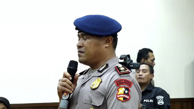 Tangis Kompol Cosmas Kaju Gae, Brimob Polda Metro Jaya usai mendengar putusan PTDH usai sidang etik di ruang sidang TNCC Polri. Foto: Youtube/Polri TV